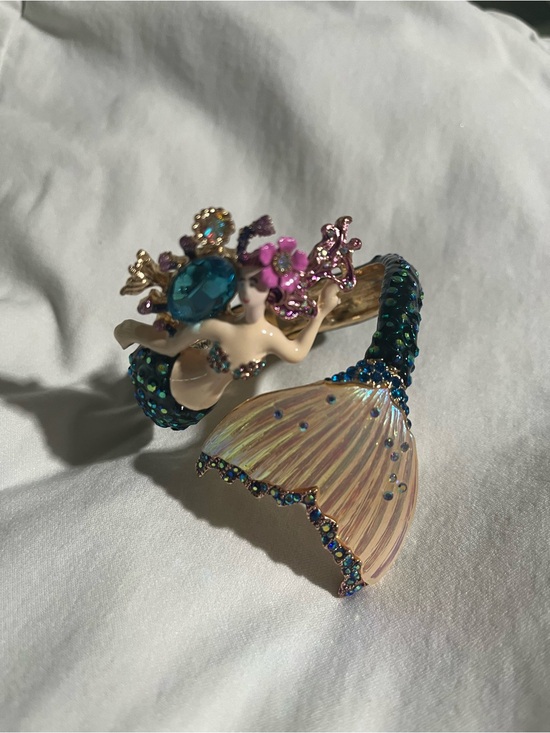 Betsey Johnson Jewelry - Betsey Johnson Iridescent Pink & Teal Mermaid Tail Bracelet.